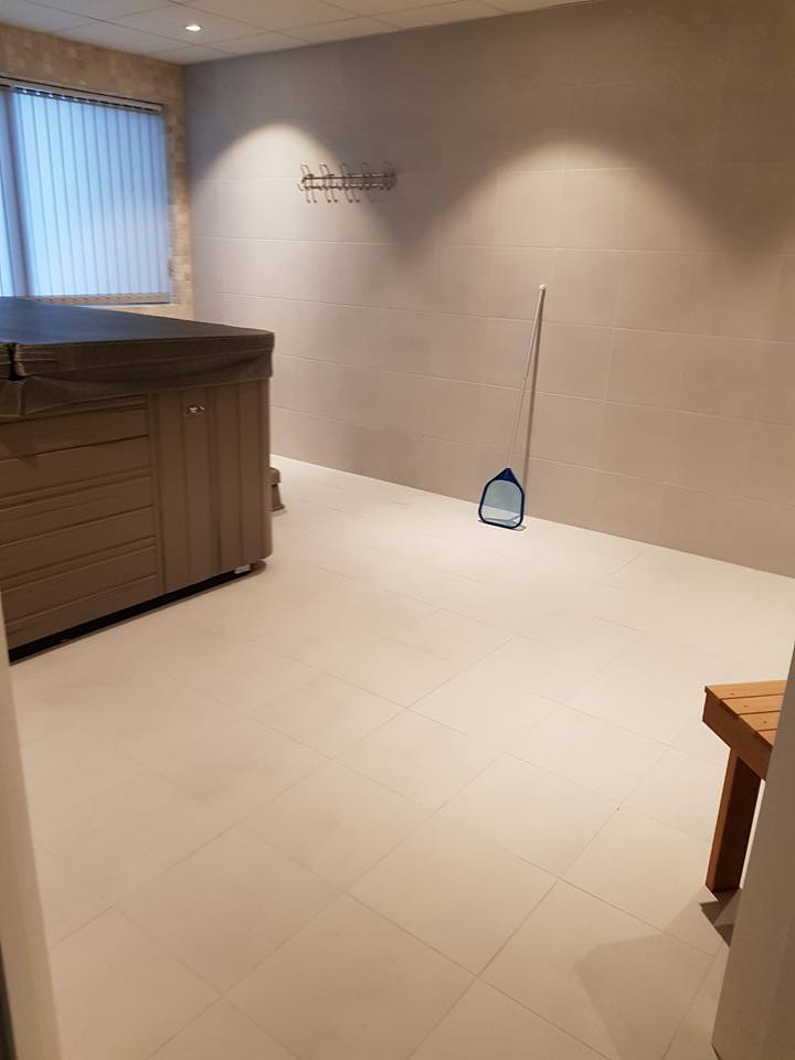 Rent rom med lyst gulv